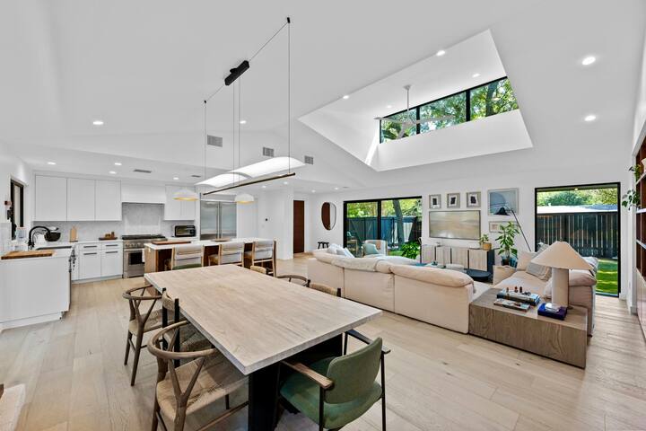 Stunning Mid-century Modern Perfection With Sauna! gallery image 5