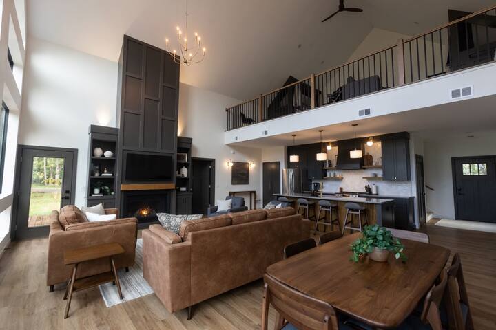 NEW 6 Bed Cabin | Sauna, Hot Tub, 40 Acres & Beach gallery image 2