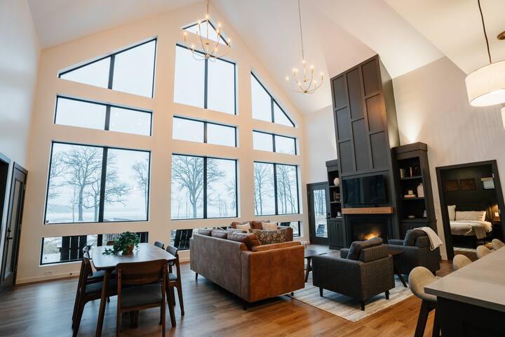 NEW 6 Bed Cabin | Sauna, Hot Tub, 40 Acres & Beach gallery image 3