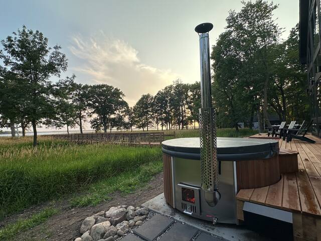 NEW 6 Bed Cabin | Sauna, Hot Tub, 40 Acres & Beach gallery image 4