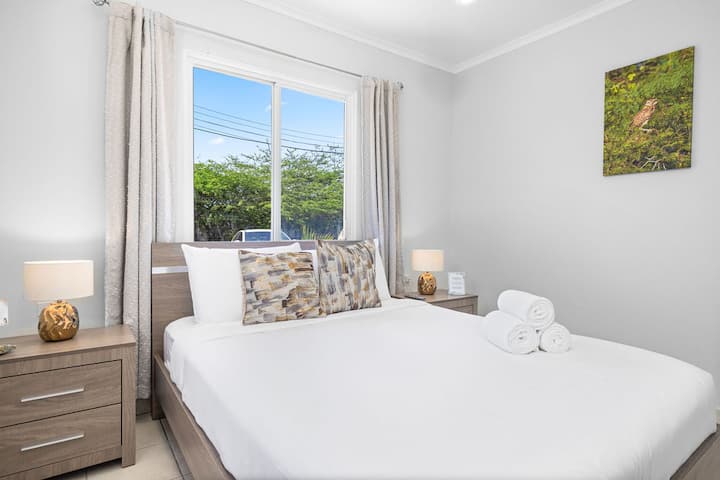 Ponorte sa do luxusu s touto plyšovou manželskou posteľou, ktorá je navrhnutá pre maximálne pohodlie a pokojné noci. Váš pokojný únik čaká!