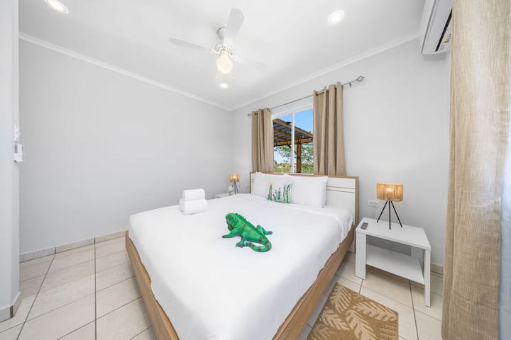 Zažite dokonalé pohodlie s manželskou posteľou King a klimatizáciou vo svojej svätyni! Oddýchnite si štýlovo a užite si pokojné noci v tomto príjemnom priestore navrhnutom na relaxáciu.