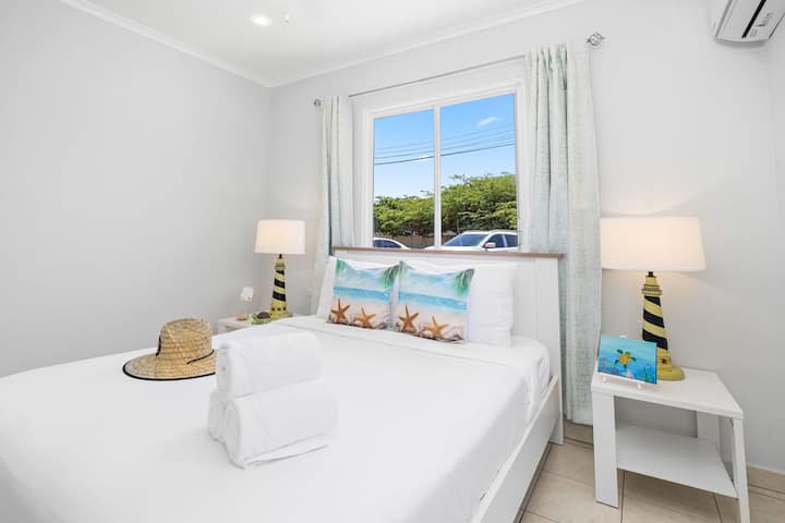 Vychutnajte si luxus s touto luxusnou manželskou posteľou Queen, ktorá ponúka dokonalú kombináciu pohodlia a štýlu pre pokojný nočný spánok. Váš vysnívaný pobyt čaká!