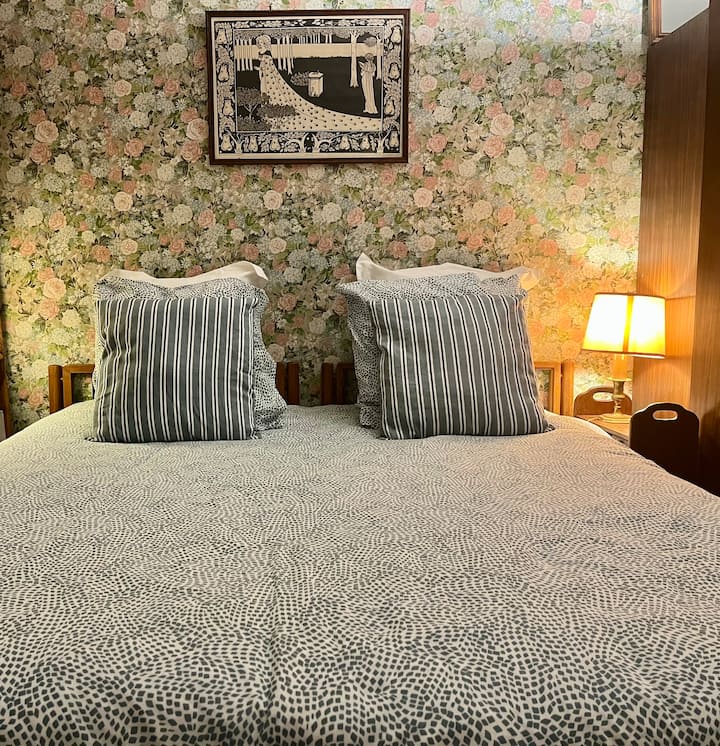 Საძინებელში არის ძალიან კომფორტული ორადგილიანი საწოლი დიდი საბნითა და ლამაზი ხის სამუშაო მაგიდით, ასევე, დიდი ხავერდის სავარძელი. Ის იხსნება აივანზე და ხეებით დარგული ბაღში.