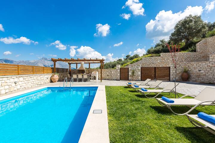 Renta Villa Georgios, with Pool, BBQ & Playground