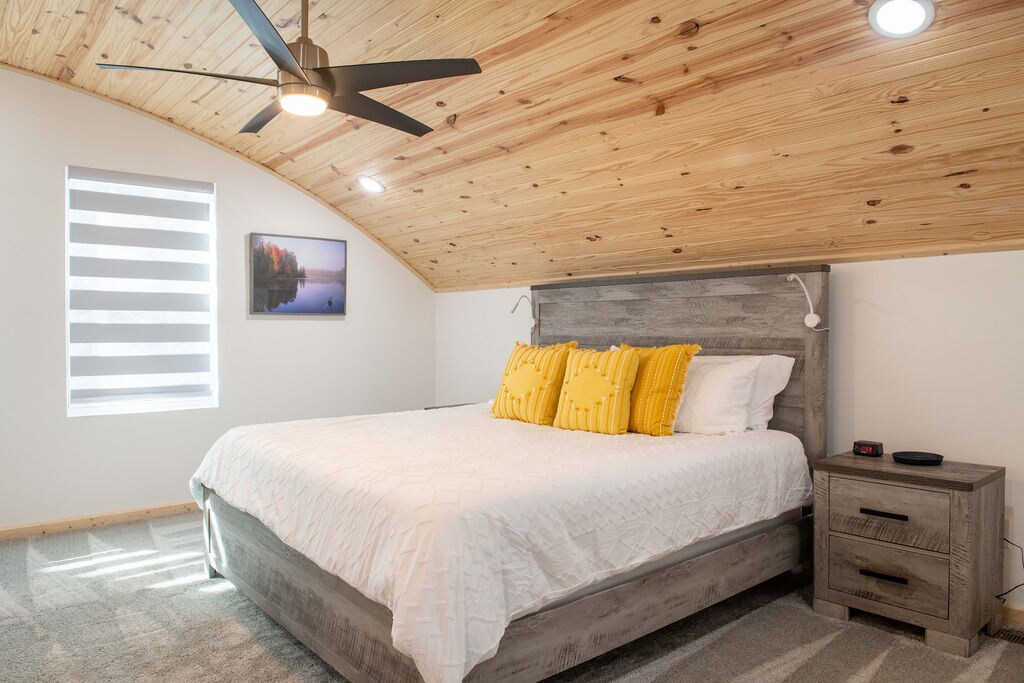 Trek je terug in de eigen hoofdslaapkamer op de bovenverdieping, met een luxe kingsize bed, een volledig eigen badkamer, een tv, nachtkastjes en nachtkastjes voor ultieme ontspanning. Een perfect toevluchtsoord voor rust en comfort.