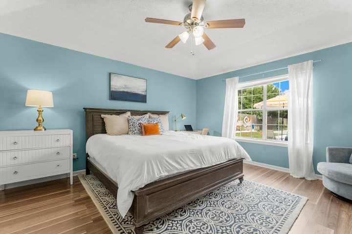 Hlavná spálňa s pohodlnou manželskou posteľou King, vankúšmi s prízvukom a štýlovým kobercom! 