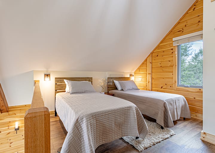 2 двокреветни кревета во спалната соба на поткровјето со сопствена бања и клима уред за дополнителна удобност.  Како што е споменато на другата слика, достапниот делител за приватност/соба може да се стави помеѓу оградата и креветот за дополнителна приватност ако го претпочитате тоа пред погледот.