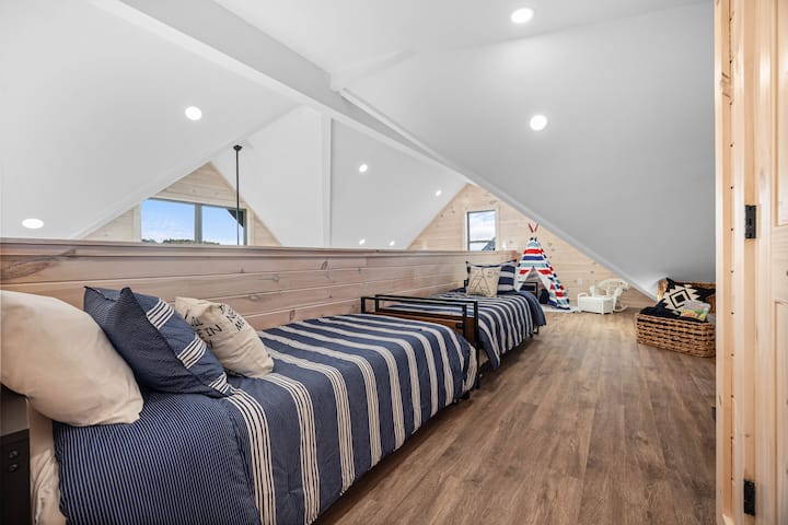 Le loft fonctionne comme une 5e chambre, 2 lits gigognes, pour 4 personnes.