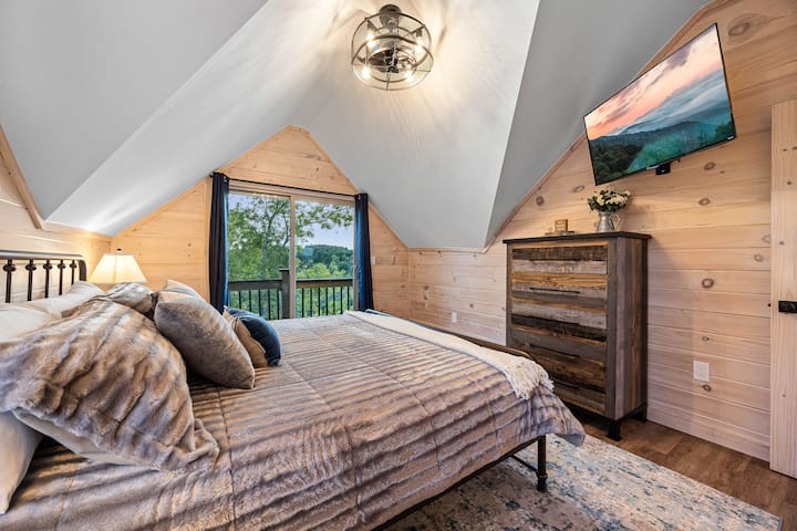 Chambre située dans le loft, télévision connectée 43 pouces, lit king size.