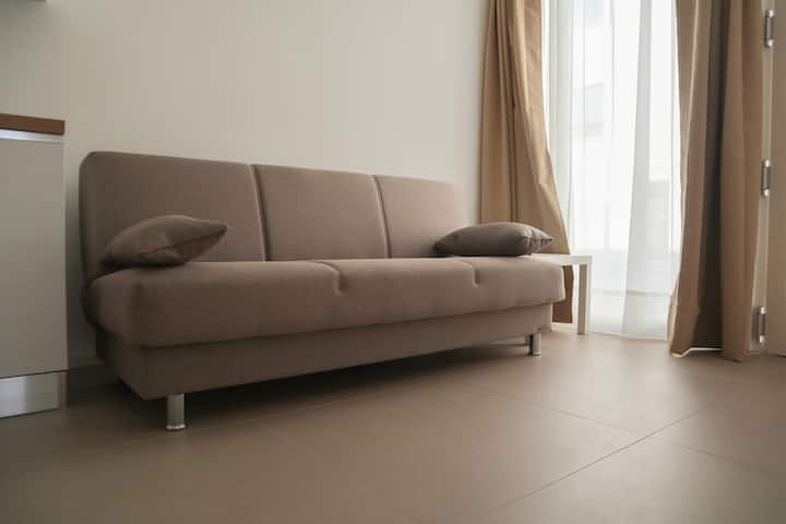 3-miestna pohovka so 43-palcovou inteligentnou televíziou vpredu. 
Pohovka sa stáva posteľou pre tretieho hosťa domu. 