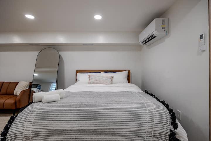 Размер на двойното легло: 80” дължина X 60" ширина
