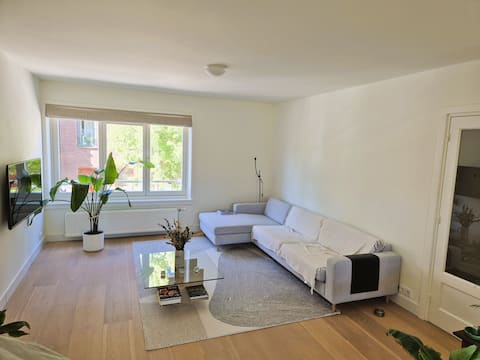 Popular Airbnb listing: Spacious, bright & clean apartment in De Pijp in Van Der Helstpleinbuurt