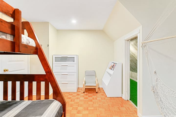 Okúzľujúca izba s poschodovou posteľou s jednou manželskou posteľou a druhou samostatnou posteľou, ktorá sa posúva pod spodnú posteľ. Roztomilá malá herňa s hračkami a detskými knihami poteší tých najmenších. Zahŕňa aj závesnú stoličku