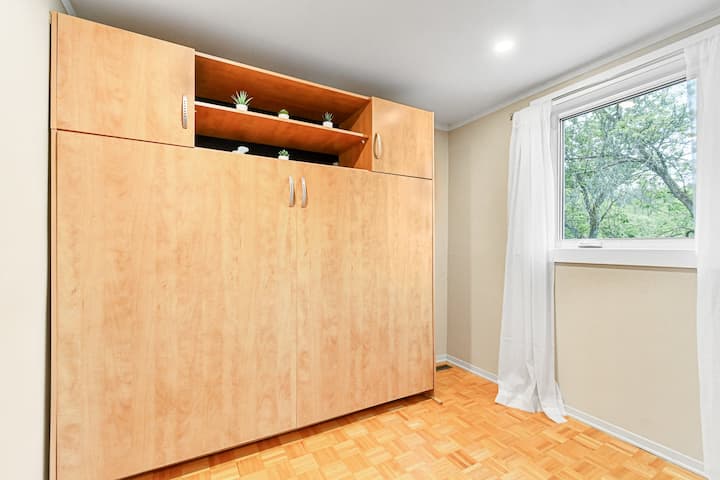 Malá spálňa s nádherným výhľadom na rieku a dvojitou rozkladacou posteľou.
