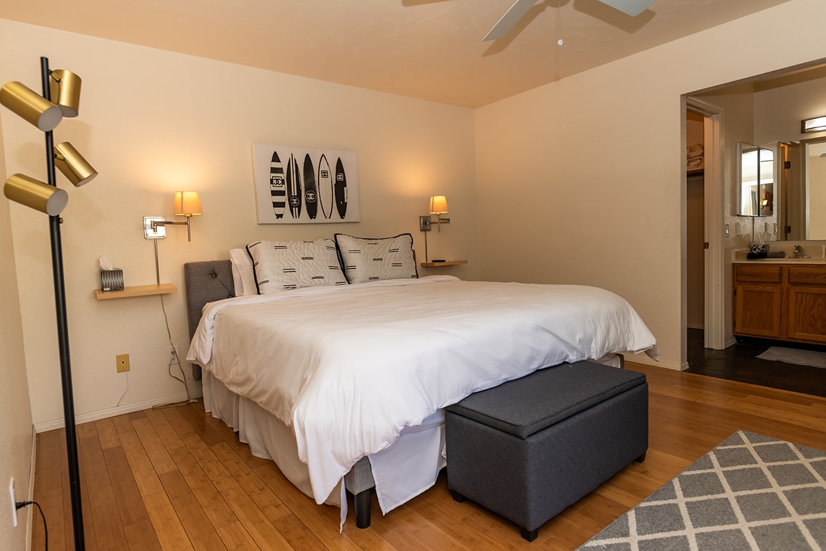 سرير كبير ( كاليفورنيا كينج) رائع للاسترخاء. مساحة تخزين إضافية في سفح السرير العثماني.