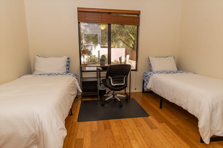 Სტუმრების საძინებლის ტყუპები დისტანციური მუშაობისთვის განკუთვნილი სამუშაო მაგიდით, კერძო ოფისი სურვილისამებრ და სამსახურში საწოლებზე დაძინება არასავალდებულოა :-)