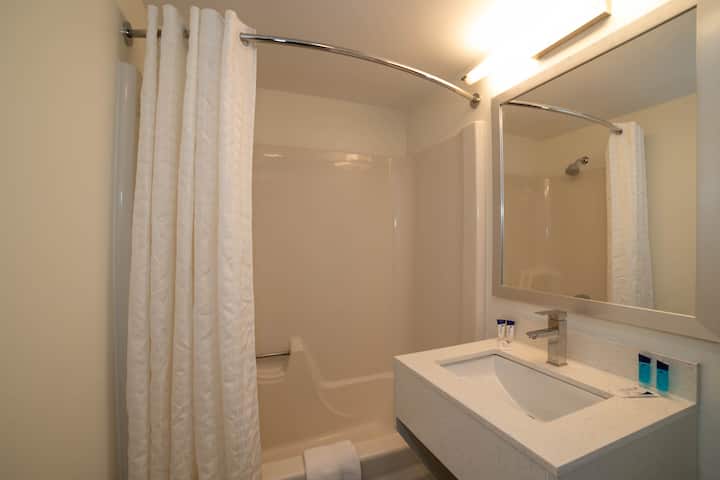 Viking Shores Motor Inn (King Room) - Eastham, MA