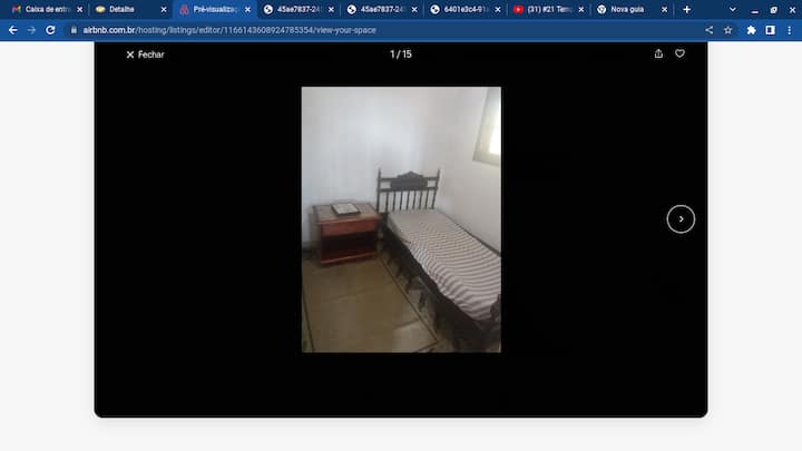QUARTIER AVEC 1 FENÊTRE, 1 LIT SIMPLE, 1 TABLE DE CHEVET, 2 CADRES DÉCORATIFS, 1 TAPIS, 1 CINTRE.