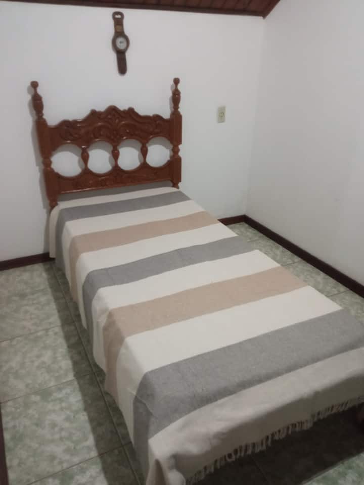 1 BALCON SPACIEUX AVEC VUE SUR LA SCIE ET LE VERGER,  DERRIÈRE LA FERME, 1 LIT SIMPLE,  1 HOUSSE IMPERMÉABLE, 1 COURTEPOINTE RAYÉE, 1 MONTRE DÉCORATIVE,  1 CINTRE ANTIQUE-FOOT, 1 CINTRE MURAL, 1 TABLE D'ANGLE, 1 LUSTRE RACINE, 1 TAIE D'OREILLER AVEC TAIE D'OREILLER.