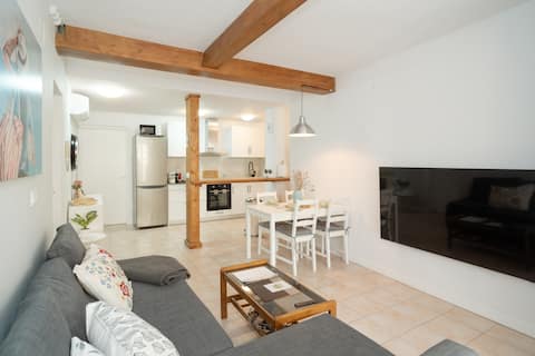 Popular Airbnb listing: 1 BR - Malaga Historic Center in San Felipe Neri