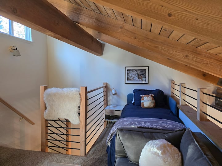 Le loft confortable et confortable dispose de 2 lits (complets et jumeaux) ainsi que d'un coin salon amusant avec canapé, télévision, Xbox, jeux et aire de jeux. Le loft dispose de sa propre grande salle d'eau avec douche, petite commode et balustrades sur le côté ouvert du loft pour plus de sécurité.