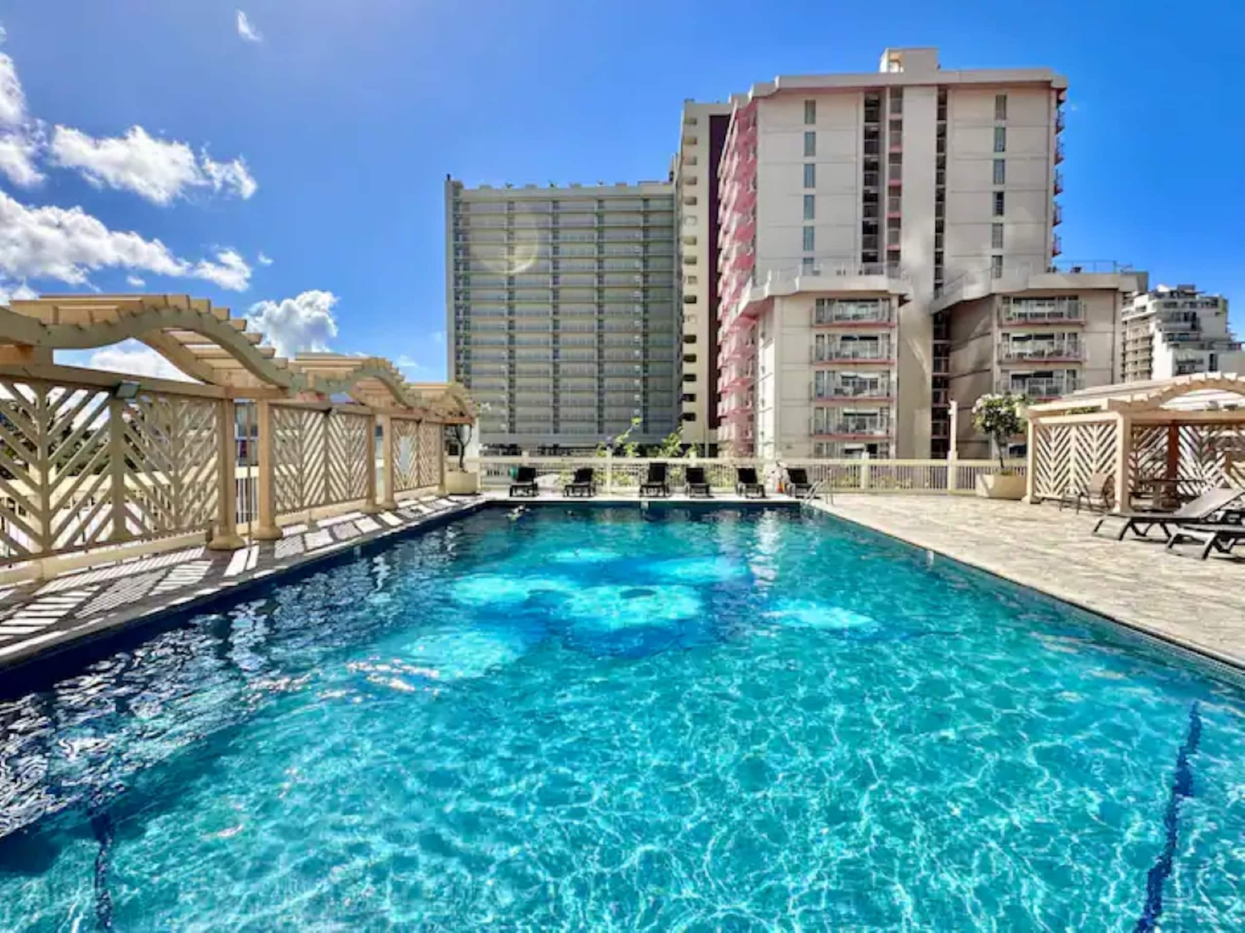 Condo in Honolulu · ★4.84 · 1 bedroom · 5 beds · 1 private bath - Image 38