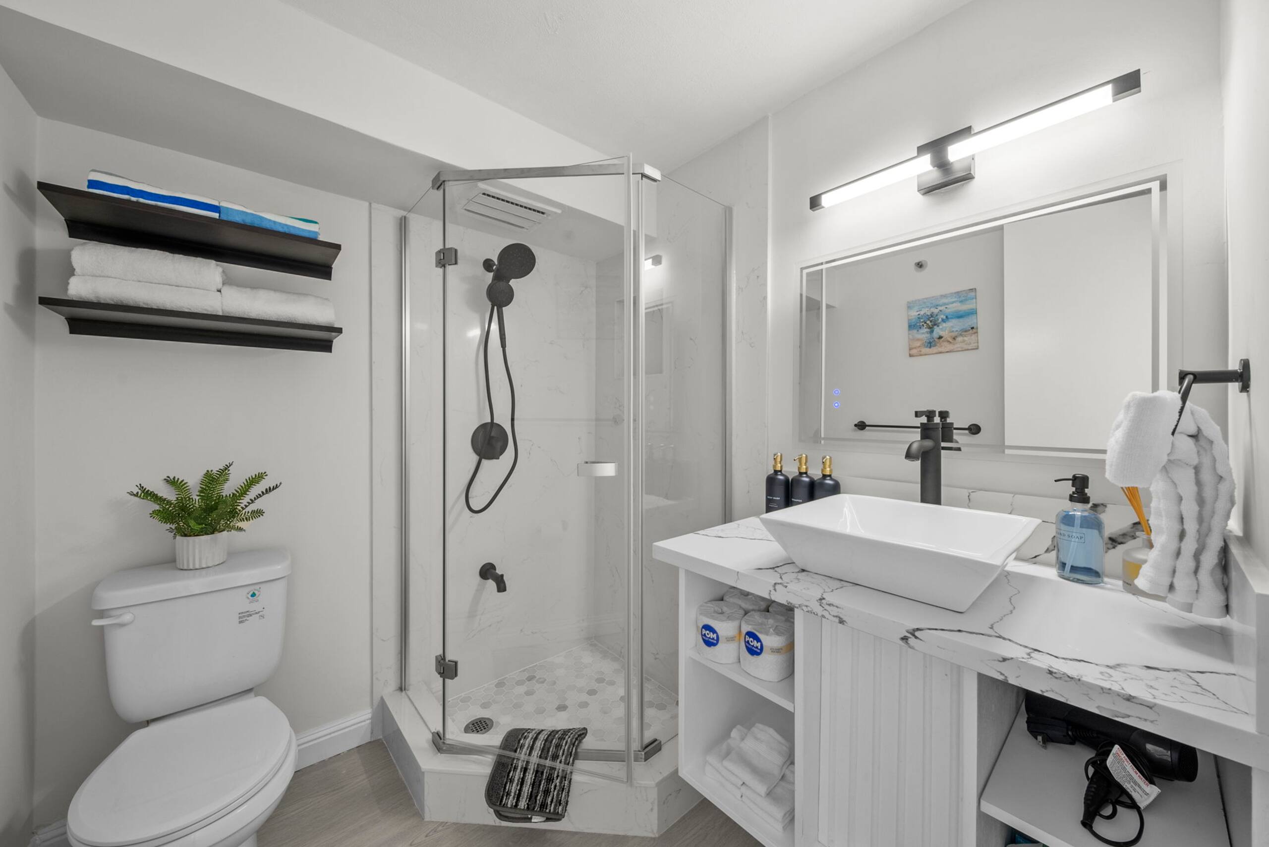 Condo in Honolulu · ★4.84 · 1 bedroom · 5 beds · 1 private bath - Image 17