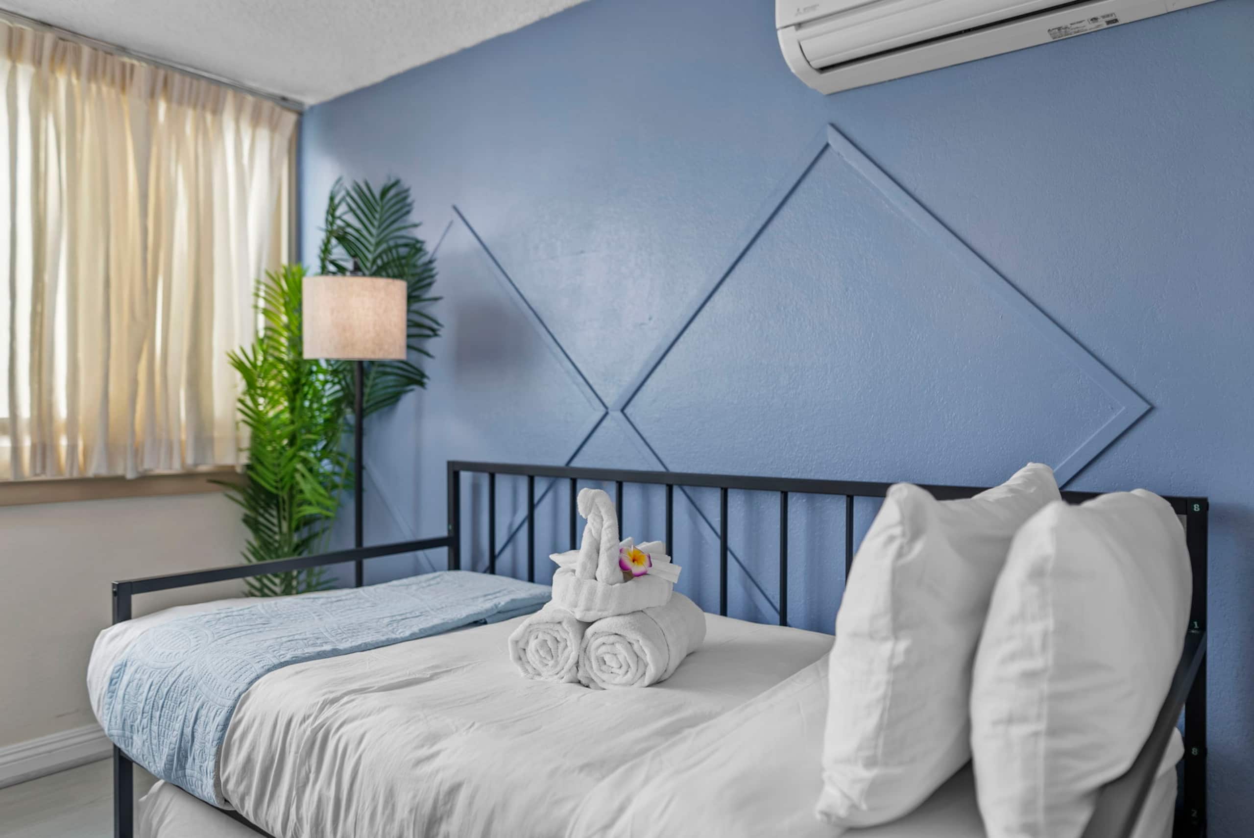 Condo in Honolulu · ★4.84 · 1 bedroom · 5 beds · 1 private bath - Image 4