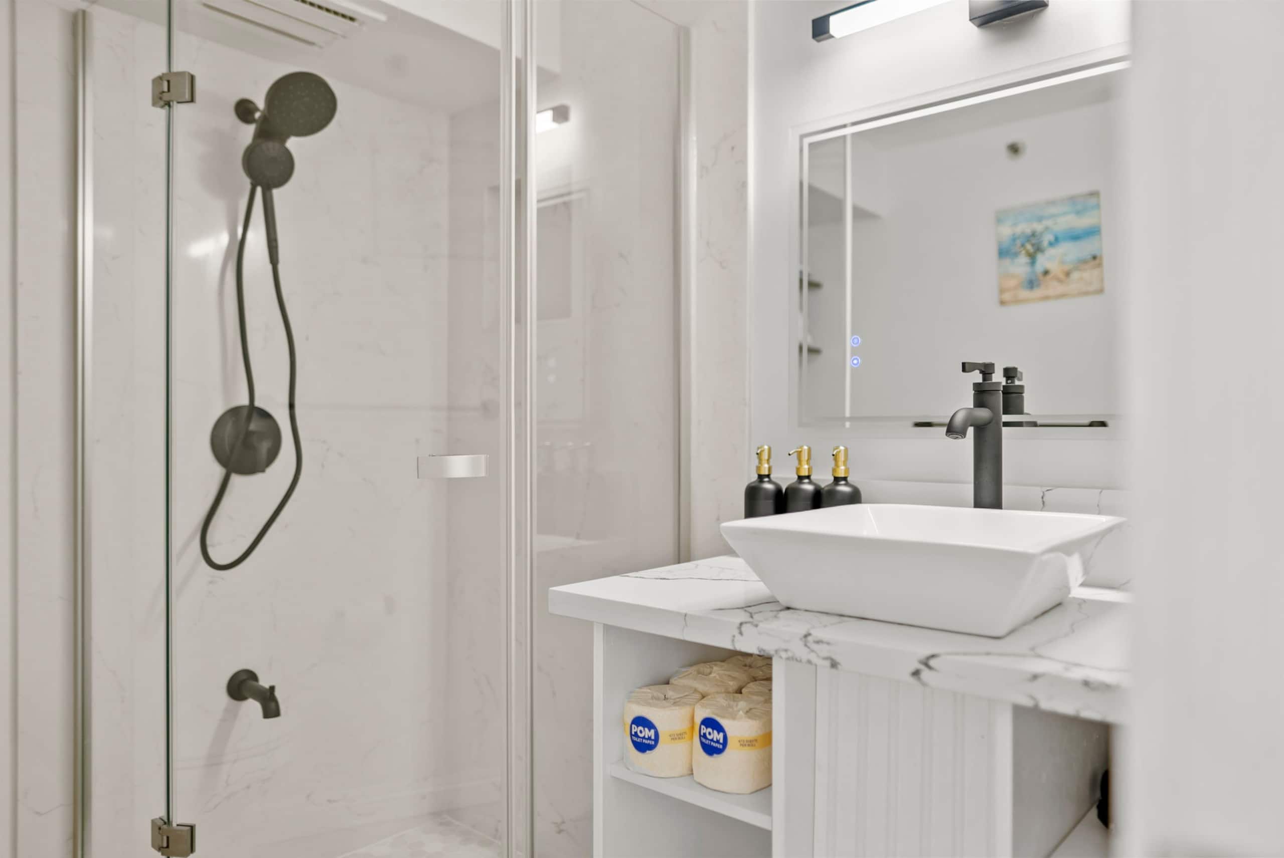 Condo in Honolulu · ★4.84 · 1 bedroom · 5 beds · 1 private bath - Image 18
