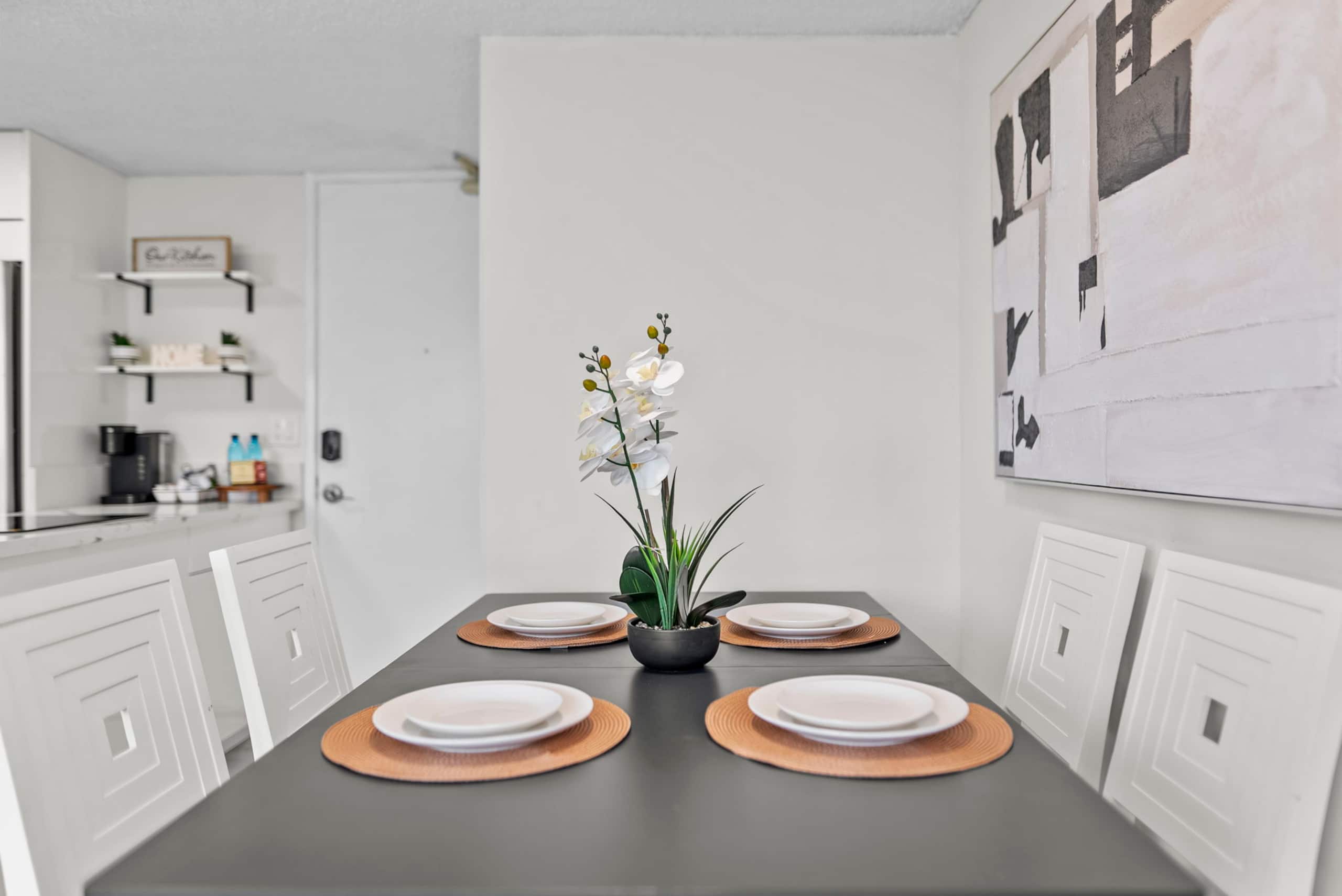 Condo in Honolulu · ★4.84 · 1 bedroom · 5 beds · 1 private bath - Image 13