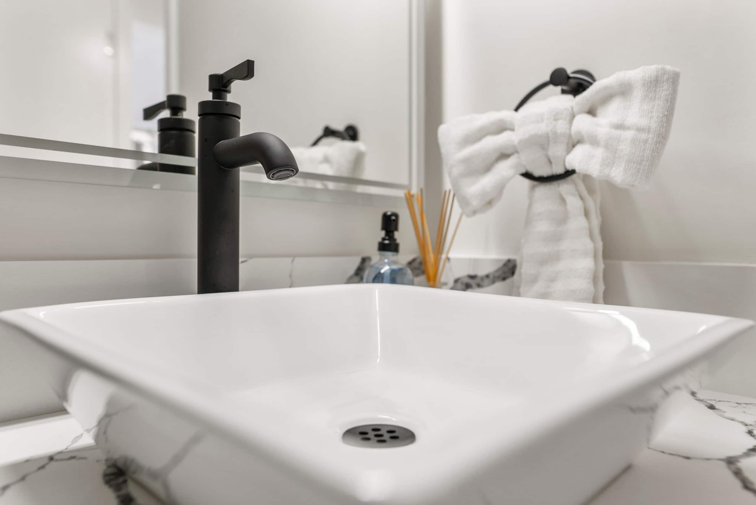Condo in Honolulu · ★4.84 · 1 bedroom · 5 beds · 1 private bath - Image 21
