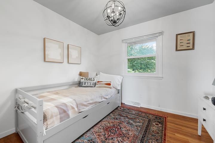 Trundle bed room (2 twin mattresses) 