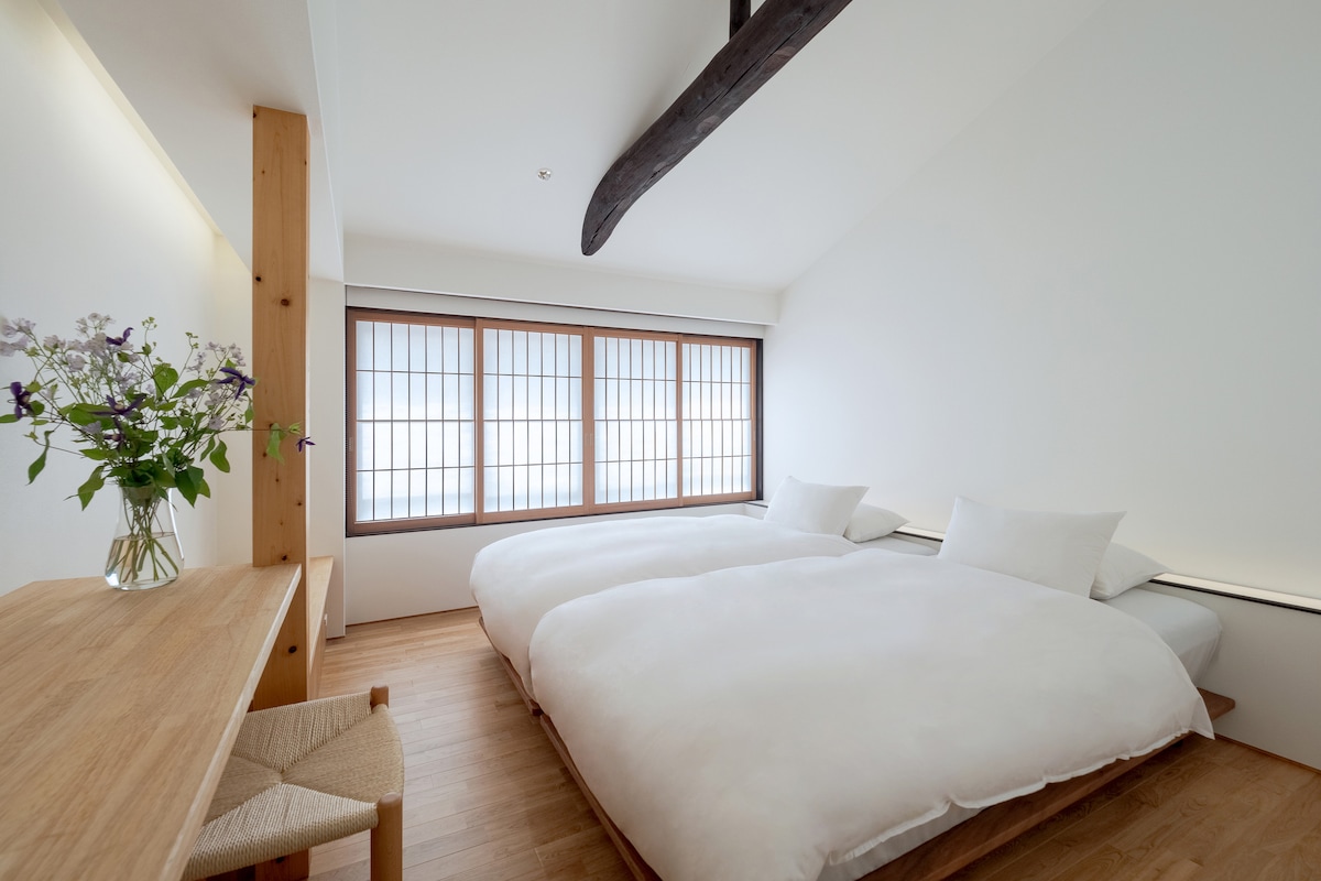 Habitación de estilo occidental de 2F
・2 camas individuales
・Cortinas opacas

Nota: El número de ropa de cama preparada coincidirá con el número de huéspedes para los que hiciste una reservación. Consulta el plano de planta sobre qué ropa de cama está disponible en esta casa. 