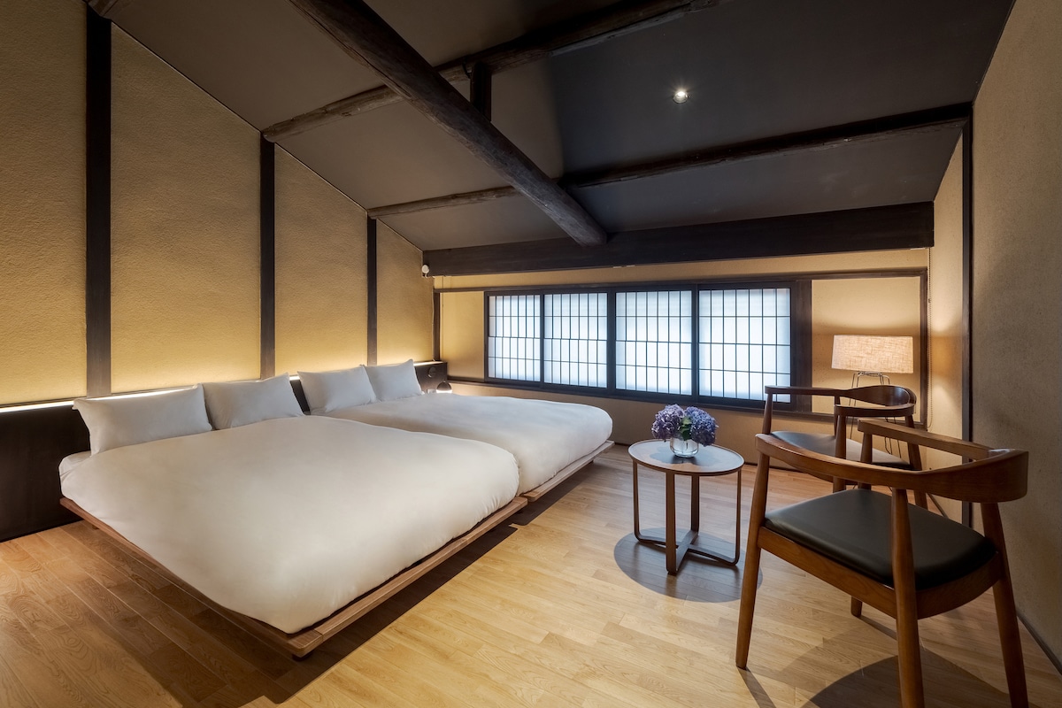 Habitación de estilo occidental de 2F
・2 camas dobles
・Cortinas opacas

Nota: El número de ropa de cama preparada coincidirá con el número de huéspedes para los que hiciste una reservación. Consulta el plano de planta sobre qué ropa de cama está disponible en esta casa. 