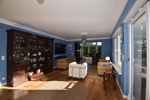 Sunny garden apartment near the lake with pool