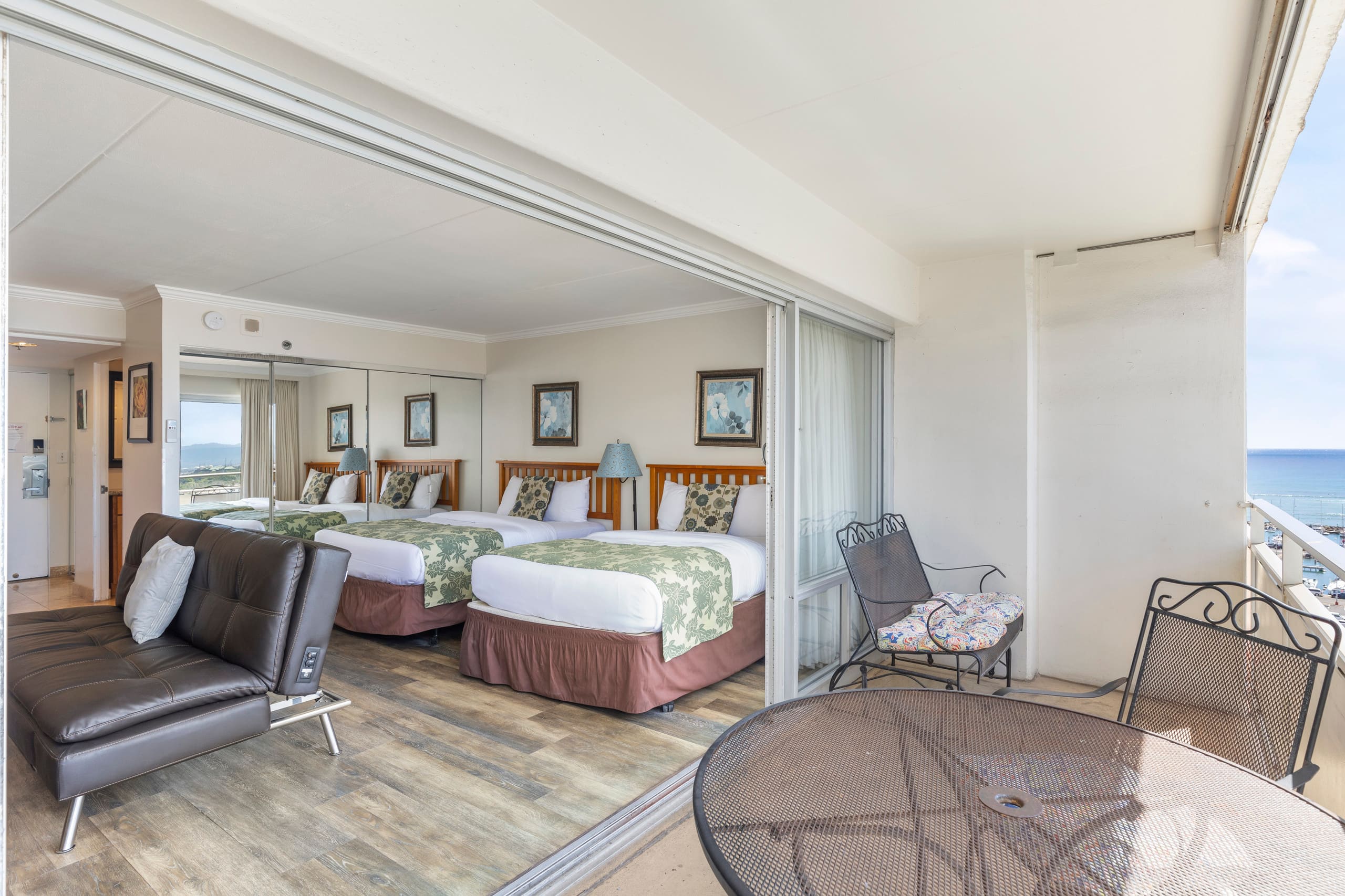 Condo in Honolulu · ★4.8 · Studio · 3 beds · 1 bath - Image 24