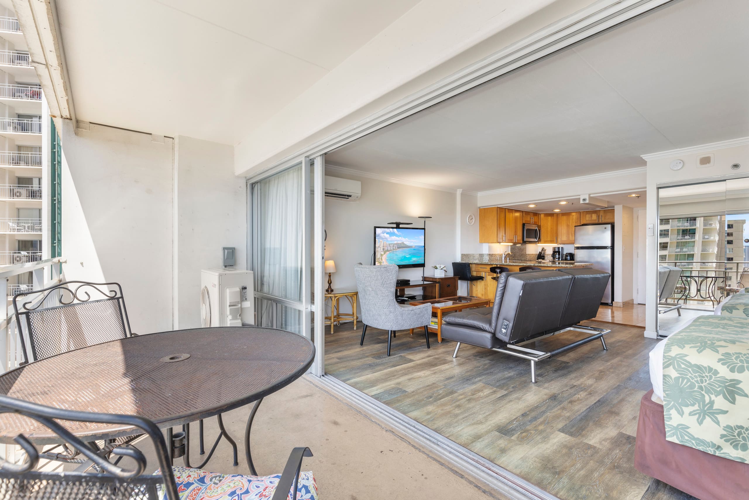 Condo in Honolulu · ★4.8 · Studio · 3 beds · 1 bath - Image 13