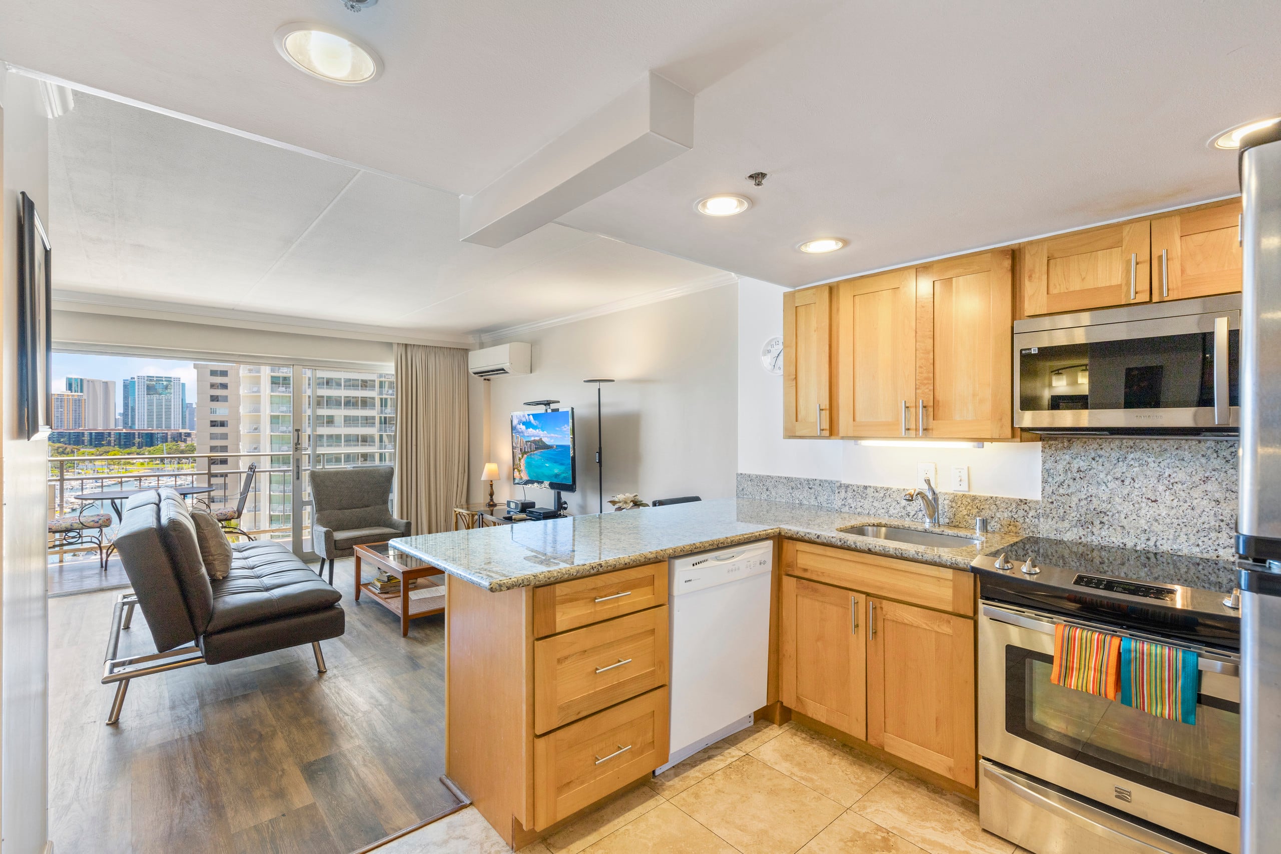 Condo in Honolulu · ★4.8 · Studio · 3 beds · 1 bath - Image 6