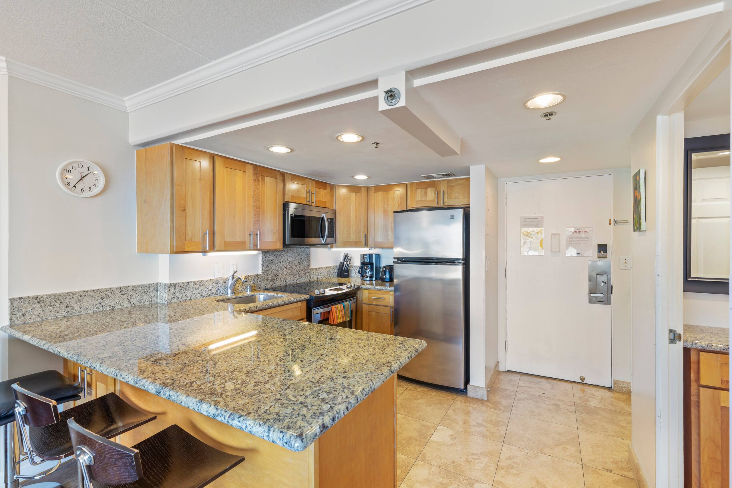 Condo in Honolulu · ★4.8 · Studio · 3 beds · 1 bath - Image 7