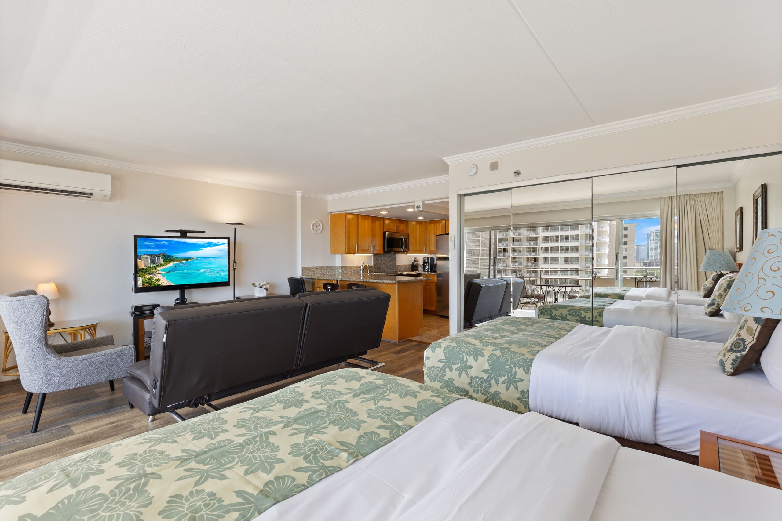 Condo in Honolulu · ★4.8 · Studio · 3 beds · 1 bath - Image 23