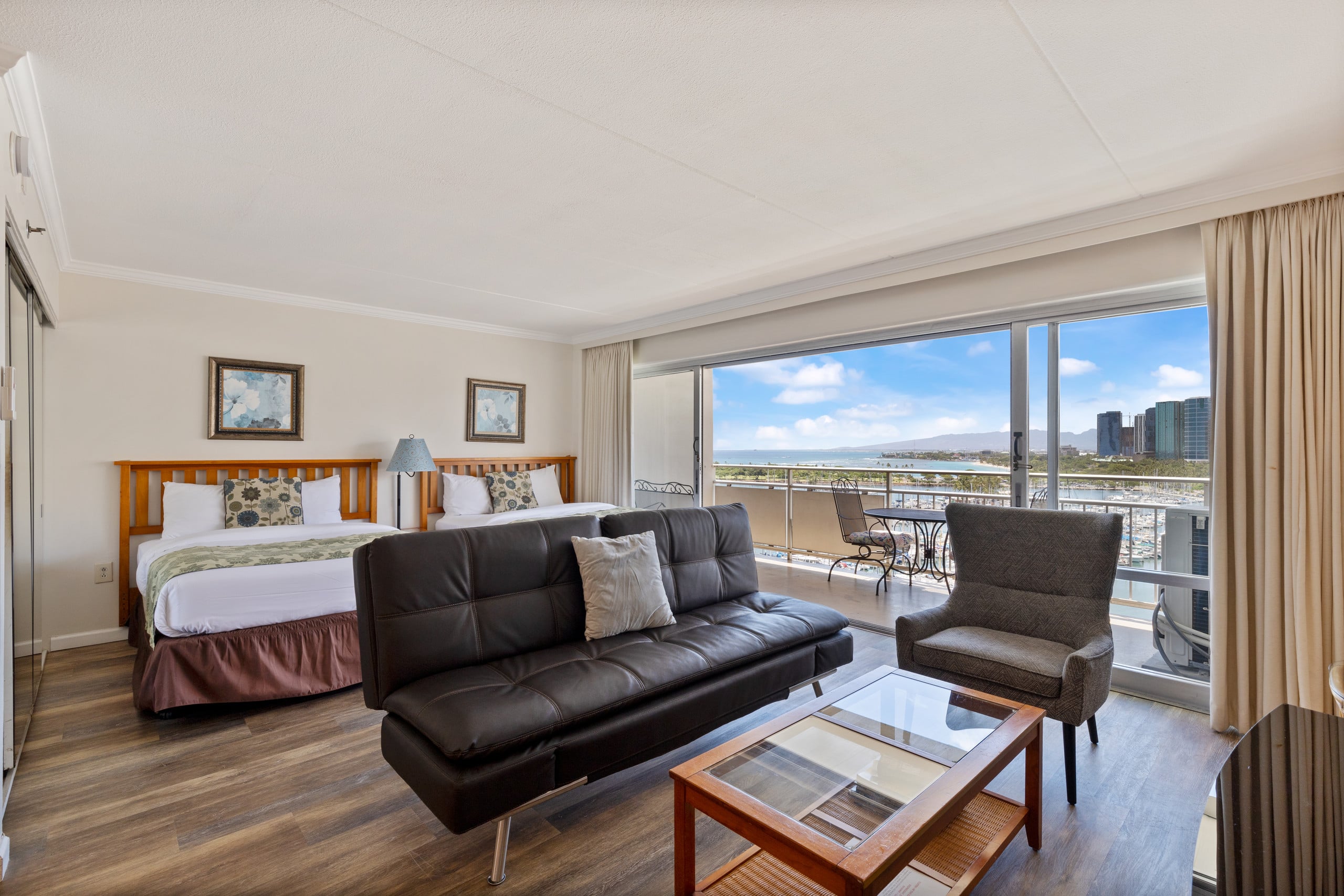 Condo in Honolulu · ★4.8 · Studio · 3 beds · 1 bath - Image 2