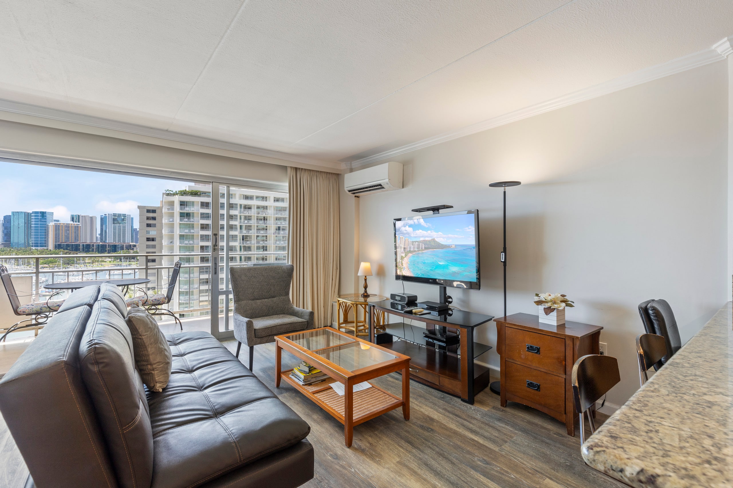 Condo in Honolulu · ★4.8 · Studio · 3 beds · 1 bath - Image 3
