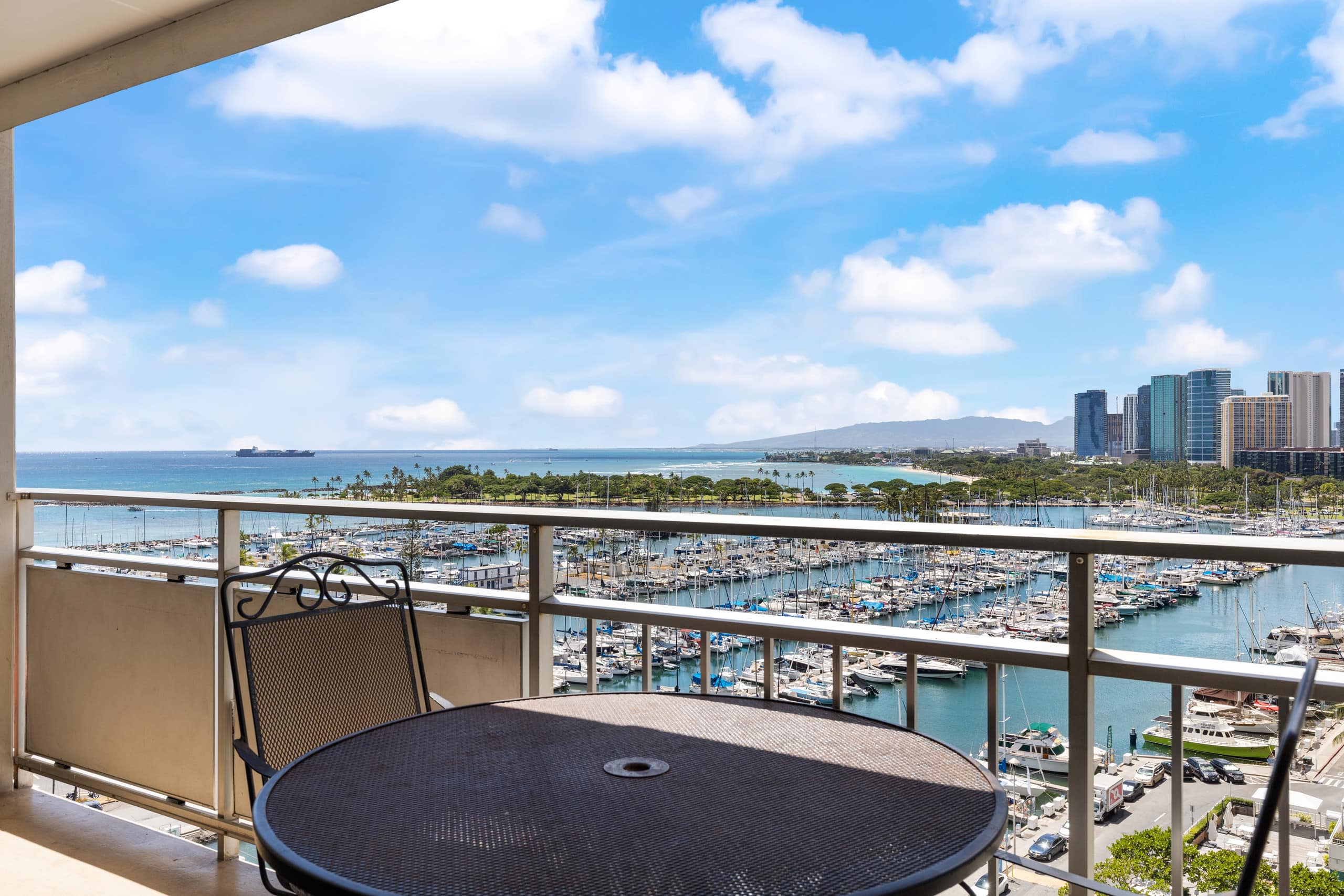 Condo in Honolulu · ★4.8 · Studio · 3 beds · 1 bath - Image 11