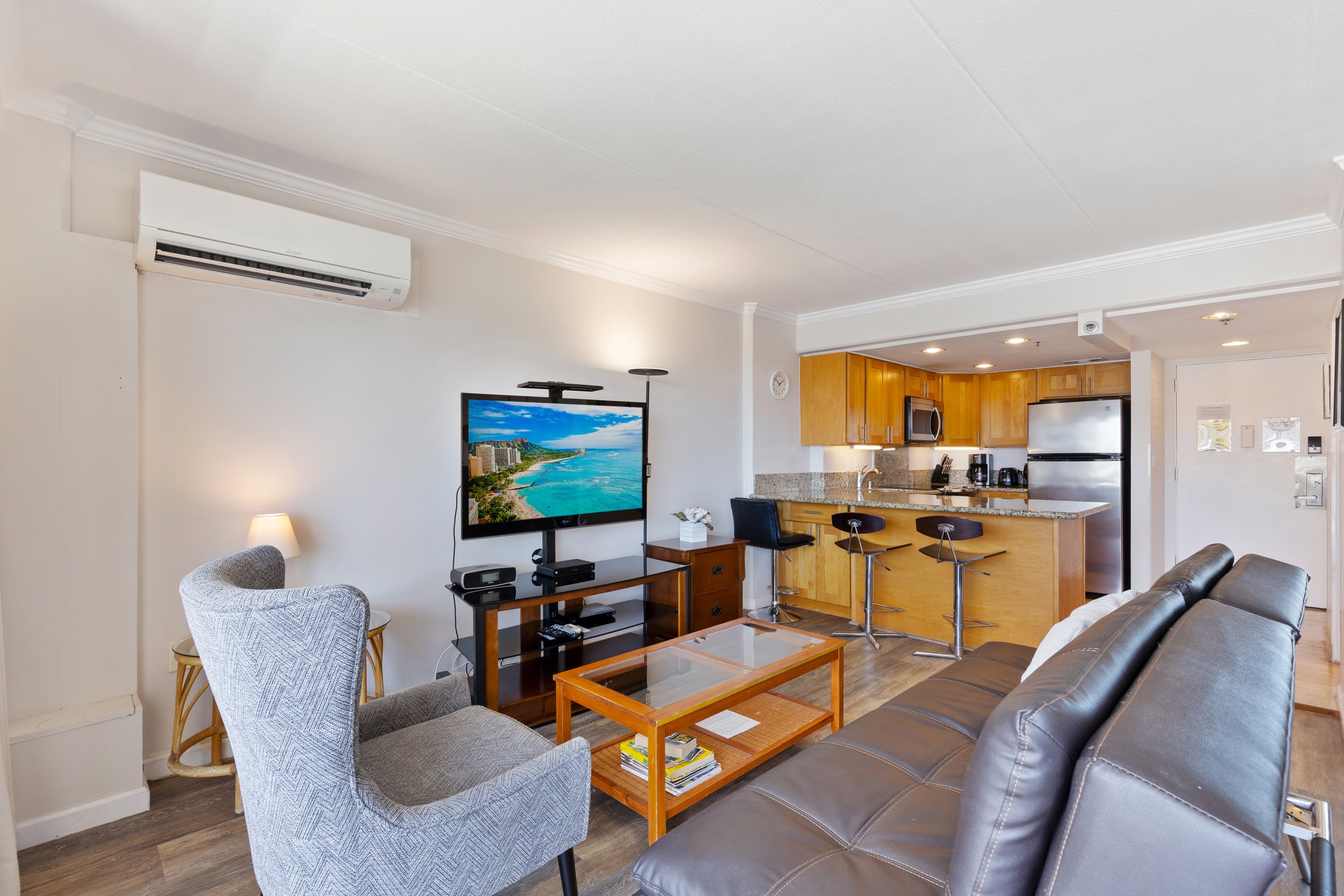 Condo in Honolulu · ★4.8 · Studio · 3 beds · 1 bath - Image 4