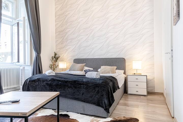 Superbly Central 9Room Complex Ideal for 25 People gallery image 2