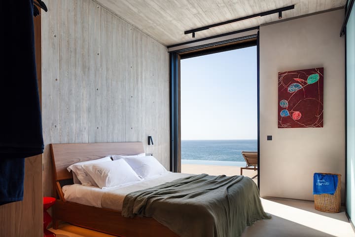 Tretia spálňa má tiež samoobslužnú klimatizáciu, šatník od podlahy až po strop a kancelársky stôl. 