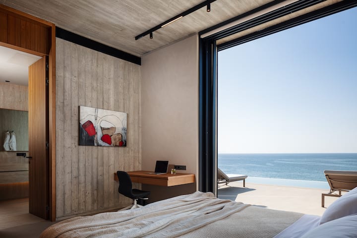 Tretia spálňa má manželskú posteľ veľkosti King, vlastnú kúpeľňu so sprchovacím kútom a vaňou.