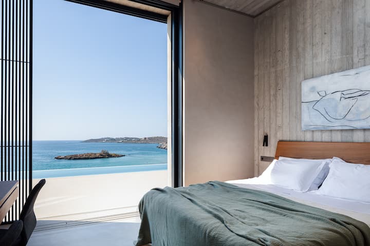 Piata spálňa má manželskú posteľ a vlastnú kúpeľňu so sprchovacím kútom. 