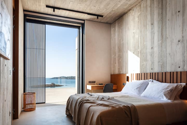 Prvá spálňa má manželskú posteľ veľkosti King, ktorú možno na požiadanie premeniť na dve dvojlôžka.